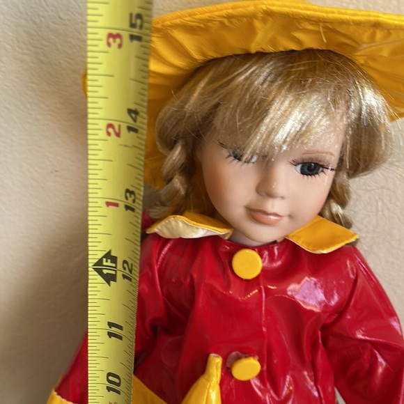 Rain shower Rachel Porcelain doll - Picture 6 of 16